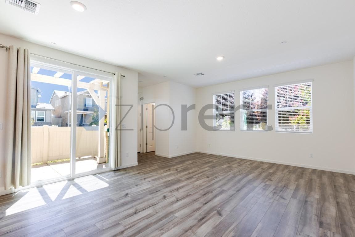 Building Photo - Unit