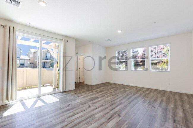 Building Photo - Unit