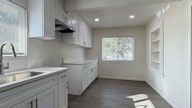 Building Photo - 1661 N Mountain View Ave