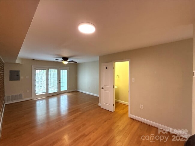 Building Photo - 1207 Green Oaks Ln