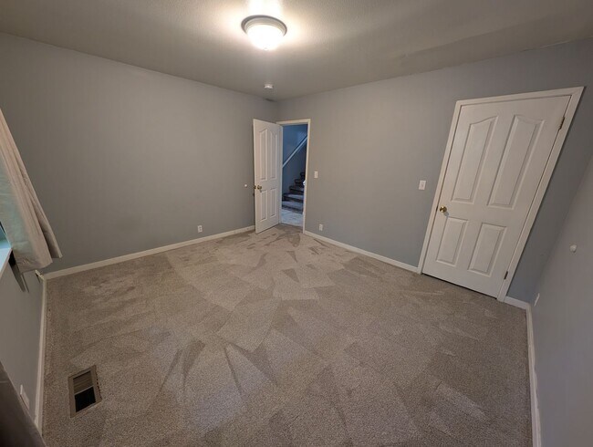 Building Photo - Large 3 Bedroom Corner Unit in The Heart of Gig Harbor! Available Now! $500 Off 1st MONTHS RENT!