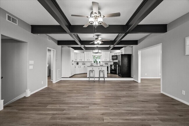 Building Photo - 401 Paradise Dr