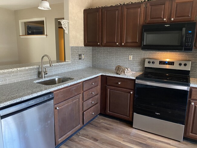 Open floor plan. Granite countertops, backsplash - 1726 Rosewood Ct