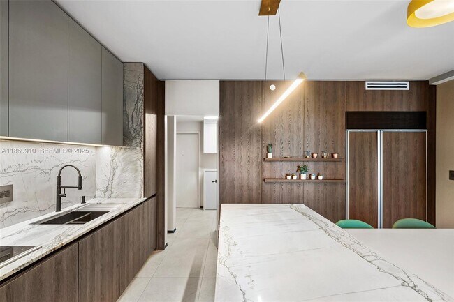 Building Photo - 785 Crandon Blvd