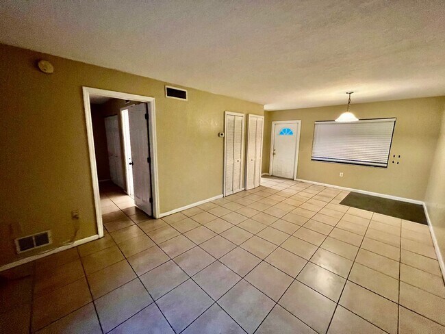 Building Photo - One Bed One bath unit in Garden Walk