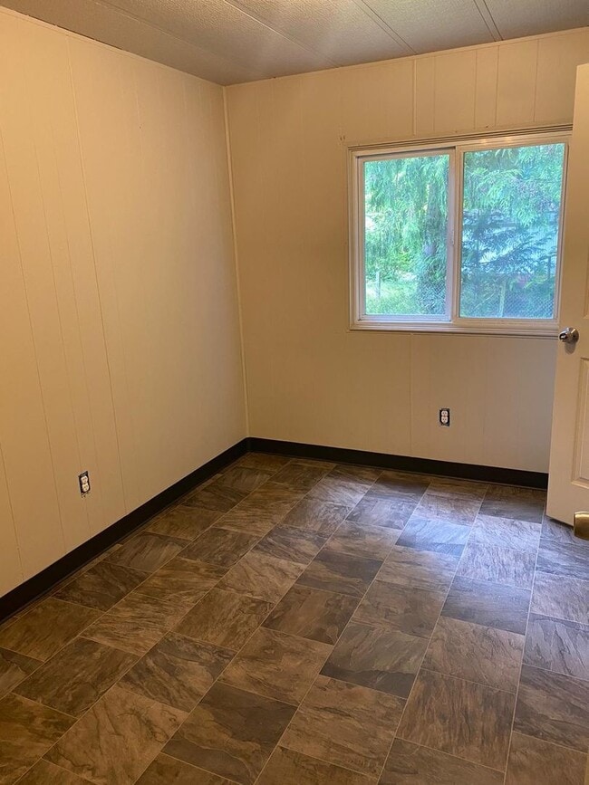 Building Photo - Bonney Lake Remodeled Manufactured Home!