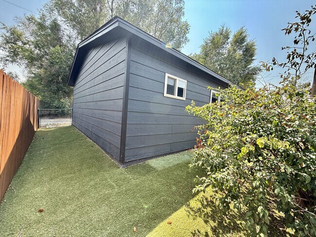Building Photo - 2442 Mountain View Dr