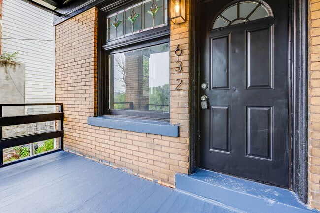 Building Photo - AVAILABLE August 2026 - Fully Renovated Mount Washington Charmer with Historic Details & Modern U...