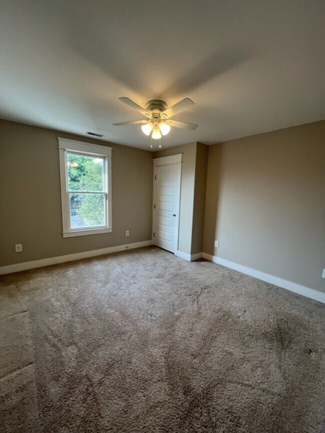 Building Photo - Spacious 3 Bed/2.5 Single Family Home in the Nations, Off Street Parking w Parking pad, Fenced Yard
