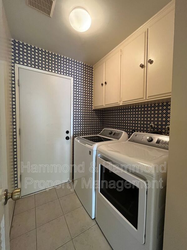 Building Photo - 11735 La Tierra Ct