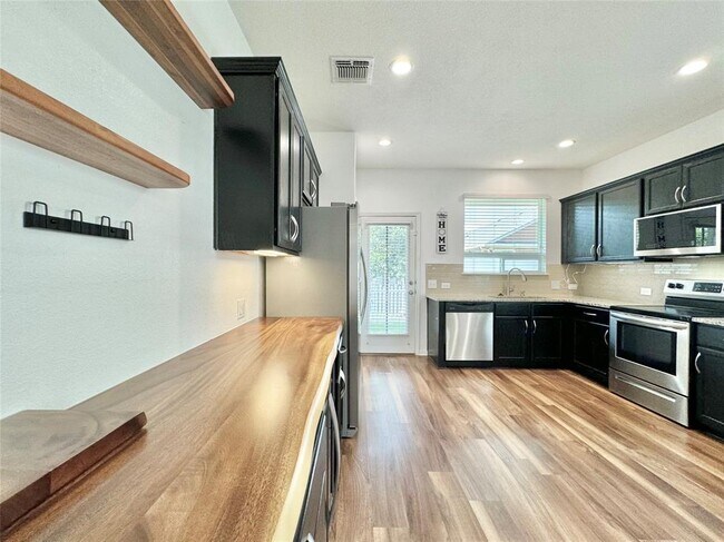 Building Photo - 1701 Logan Dr