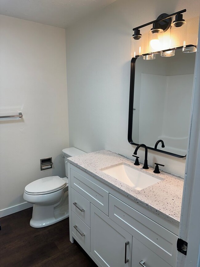 Building Photo - Beautifully updated 2 bedroom 1 bathroom d...