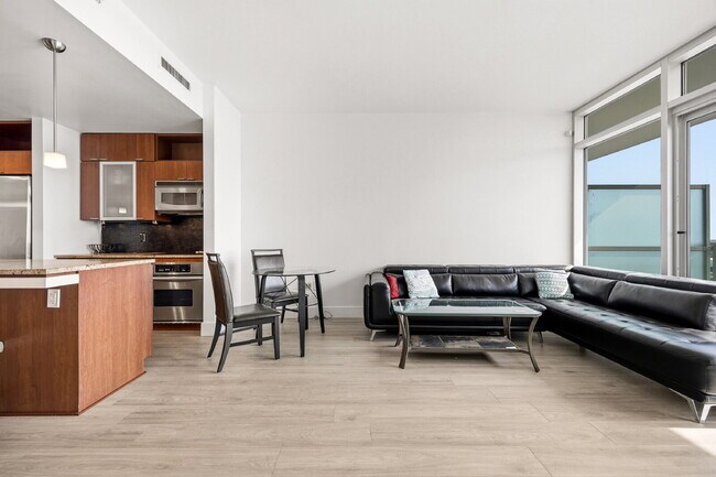 Building Photo - "Experience Urban Elegance: Spacious 2BR/2BA Condo in the Heart of Tampa!"