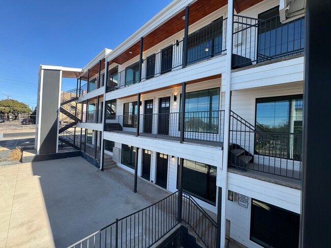 Building Photo - Remodeled Condo 2 Blocks to St. David's Me...