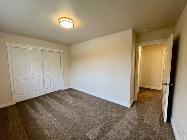 Building Photo - Fully Remodeled  3 BD + Den