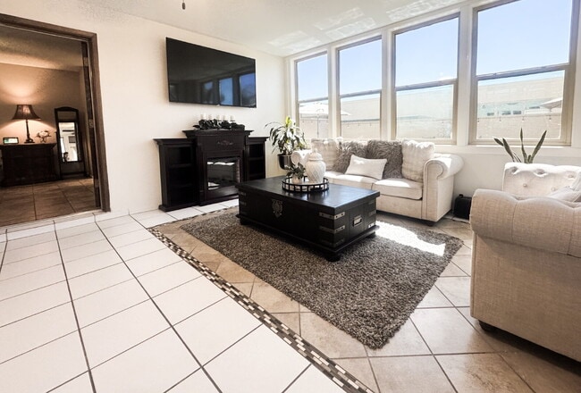 Building Photo - "Well Maintained 3 Bedroom, 2 Bathroom Pool Home in Yuma Corona!"