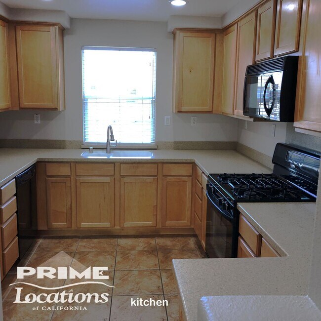 Building Photo - Superb Folsom location with easy access to...