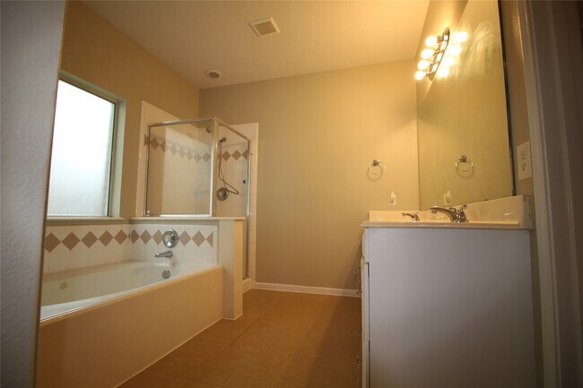Building Photo - 16730 Town Glade Dr