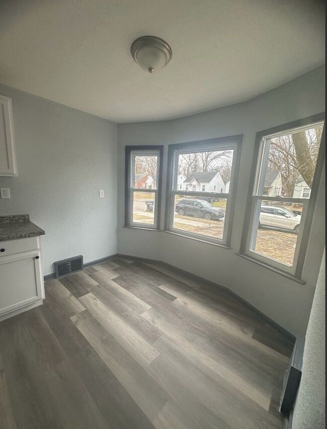 Building Photo - Cute 2 bedroom located on Detroit's West side.