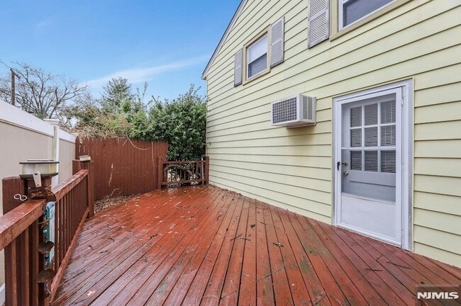 Building Photo - 95 Grove St