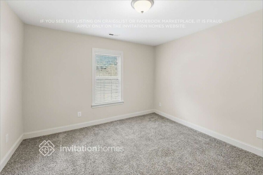 Building Photo - 2420 Laura Dr
