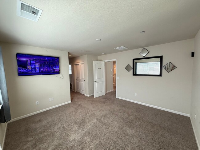 Building Photo - Two story home located in Sylvan School District!