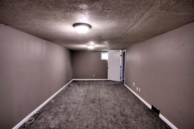 Building Photo - 33 Marshall Dr
