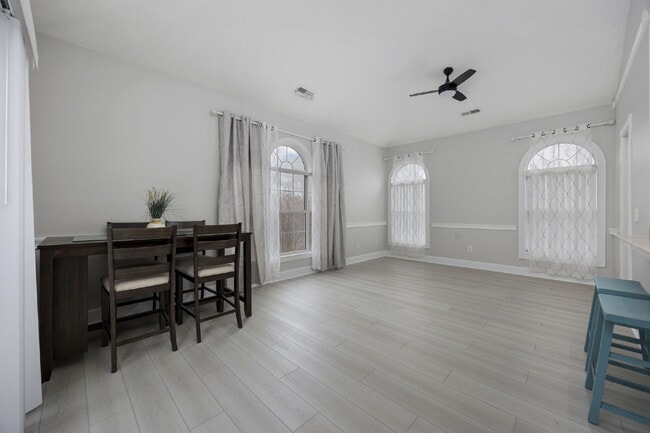 Building Photo - 1 Bedroom Condo in Myrtle Beach with Elevator