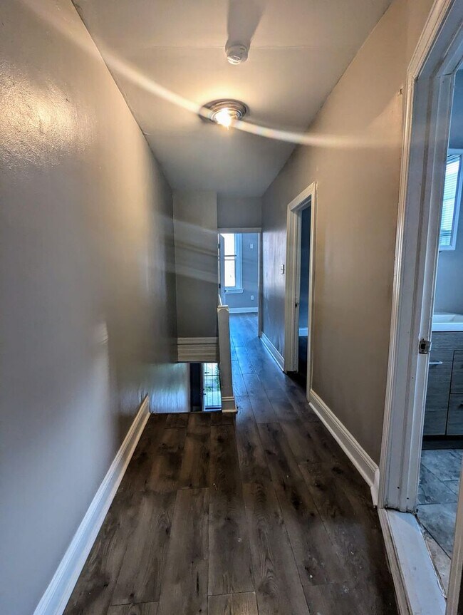 Building Photo - Large Carroll Park Home 3br/1.5ba w/ Washe...