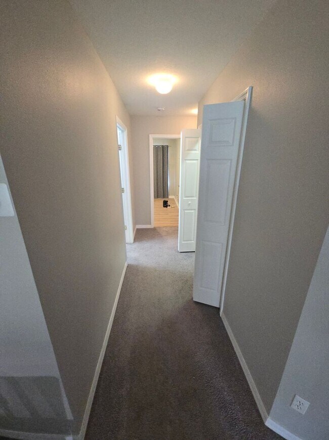 Building Photo - Modern 3 Bedroom 2.5 Bath in Gibsonton
