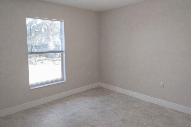 Building Photo - 2600 NW 4th Ave