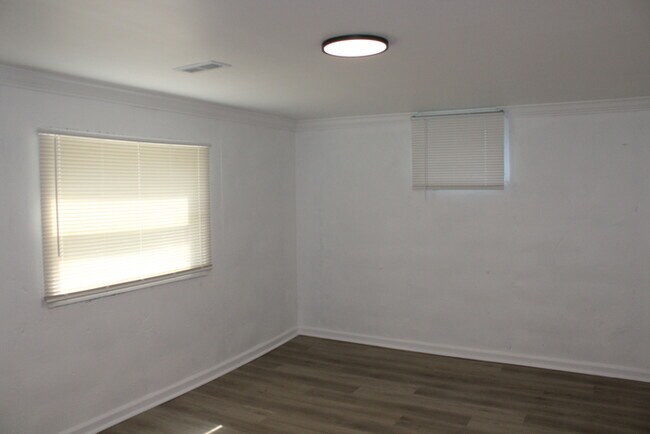 Building Photo - 4bed 2 full bath in Independence off Truma...
