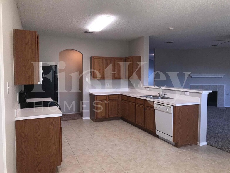 Building Photo - 429 W Clover Park Dr