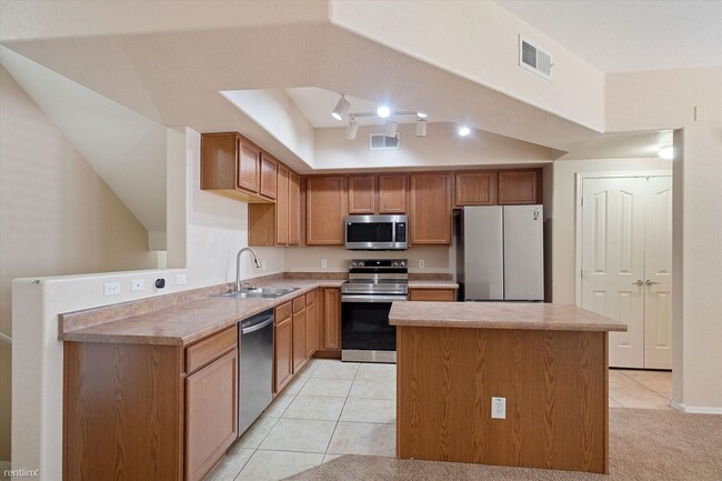 Building Photo - 2 br, 2.5 bath Condo - 240 W Juniper ave U...