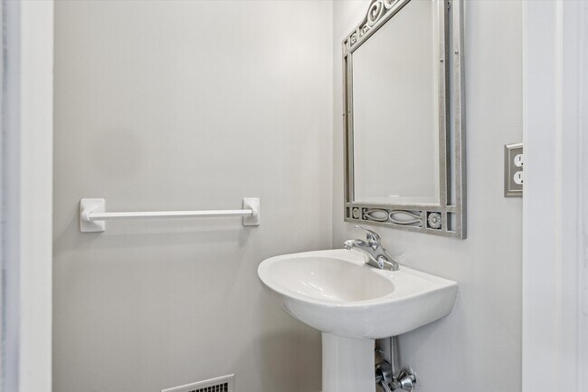 Building Photo - 214 Troon Ct