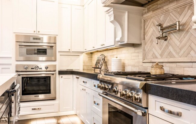 Building Photo - Luxurious Herriman 6 Bed with Indoor Court, Theater & Stunning Views!!!