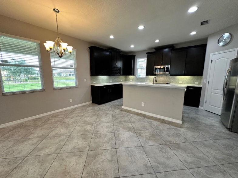 Building Photo - 4941 Maple Park St