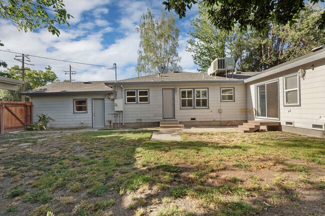 Building Photo - Beautiful 4 Bed/2 Bath Home Available Now!