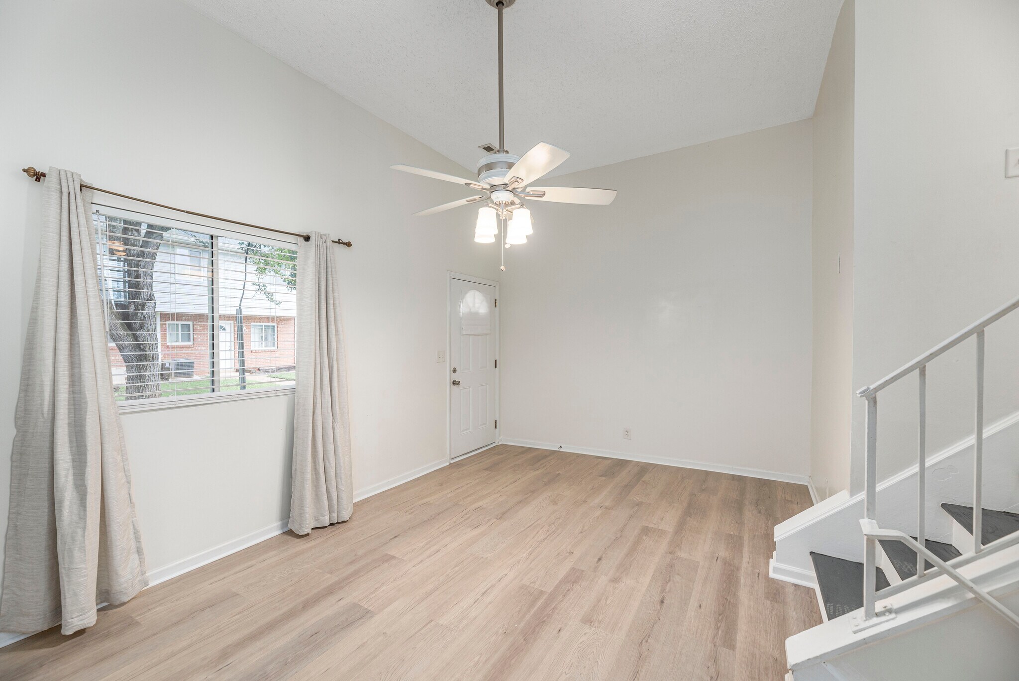 Living Room Split Level - 41 Beri Dr