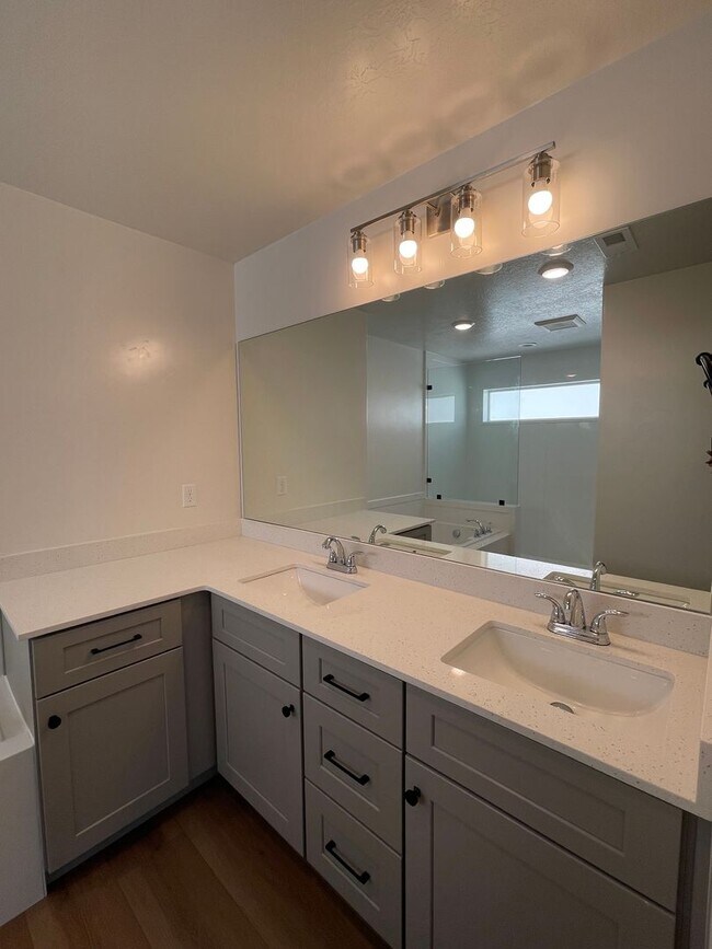 Building Photo - Freshly Updated Townhome with Walk-In Clos...