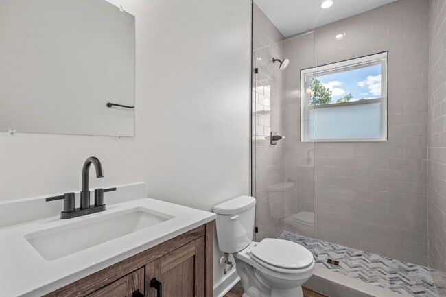 Building Photo - Spacious 3 bed, 2 bath renovated home next...