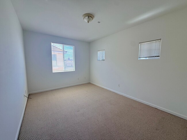 Building Photo - 2054