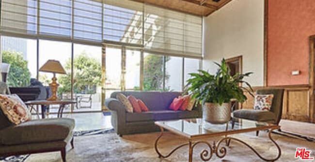 Building Photo - 121 S Hope St