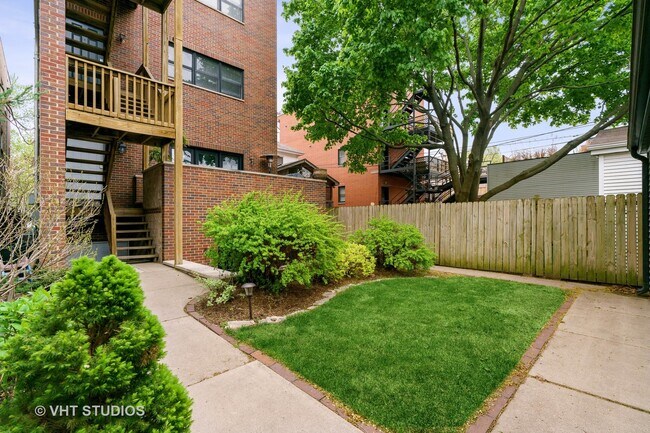 Building Photo - 3820 N Greenview Ave