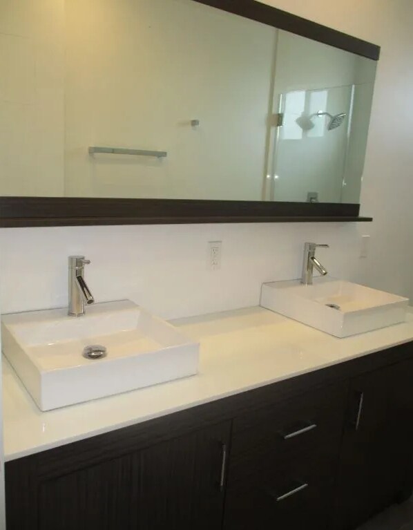 Building Photo - 1211 N Mariposa Ave