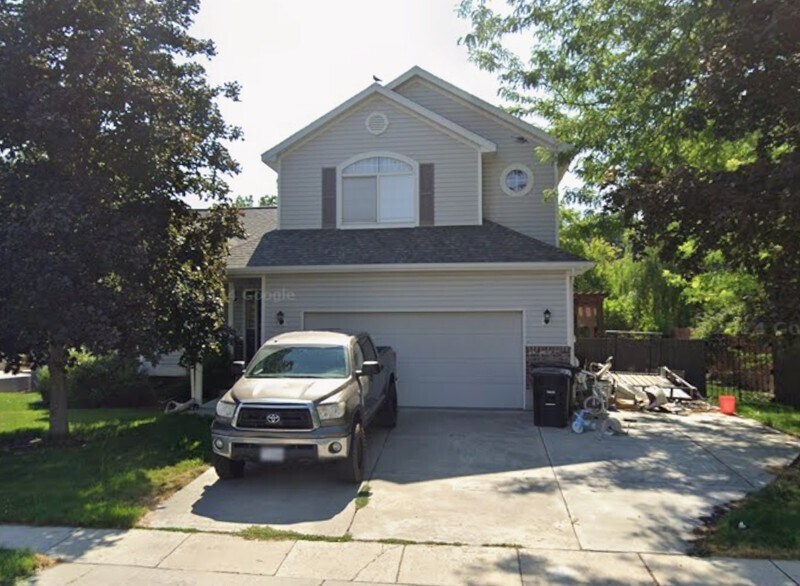 Building Photo - 704 Country Club Dr