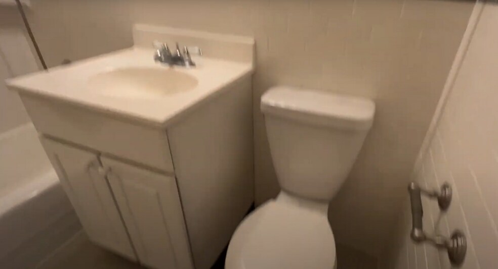 Building Photo - 16 Monmouth Ct