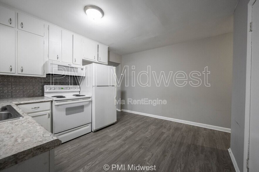 Building Photo - 823 Iowa St