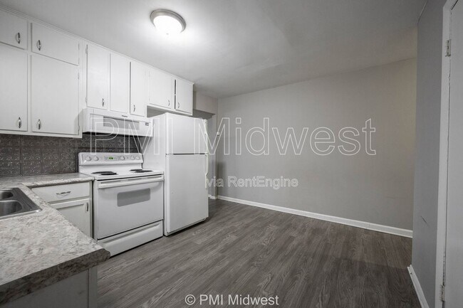 Building Photo - 823 Iowa St