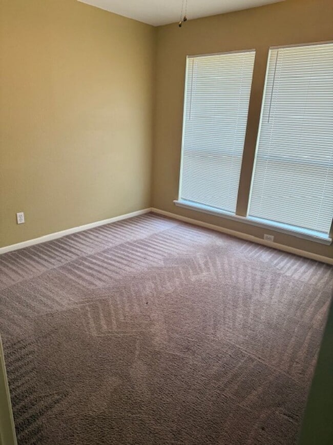 Building Photo - Move in ready! Three bedroom 2 bath home i...